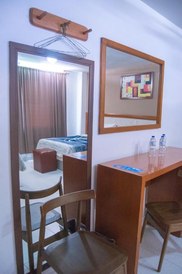 Hotel Niza Zona Piel León Kültér fotó